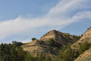 bunt geologisch Marker im das Hügel im Norden Dakota foto