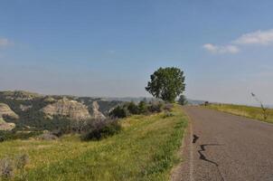 Straße Weg durch atemberaubend Landschaft im Norden Dakota foto