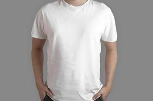Vorlage des Modells, das ein weißes T-Shirt trägt foto