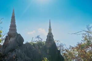 Weiß von Himmel Pagode auf Berg mit Blau Himmel. mit Grün Wald. Hintergrund beim wat chaloem phra Kiat Phrachomklao Rachanusorn Lampang Thailand. foto