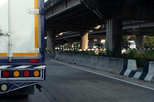 Transport von LKW Auto halt auf das Straße. Straße unter das Brücke im das Stadt von Thailand. foto