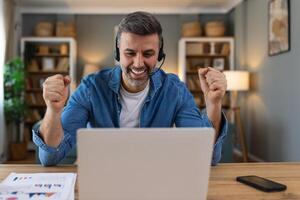 Geschäft Mann mit Headsets Arbeiten auf Laptop beim Zuhause Büro. Kunde Bedienung Assistent Arbeiten im Büro. Mann Operator Arbeiten mit Headsets und Laptop beim Telemarketing Kunde Service. Anruf Center foto