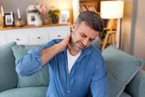 gut aussehend Mann berühren seine Nacken, Leiden von Hals Schmerz, Ischias, sitzend Lebensstil Konzept. Hals Gesundheit Probleme. Gesundheitspflege, Versicherung foto