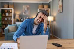 glücklich Mann Arbeiten auf Laptop während reden zu Kunde auf Telefon. Beratung korporativ Klient im Konversation mit Kunde mit Computer. Bedienung Schreibtisch Berater reden im ein Anruf Center. foto