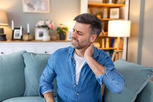 gut aussehend Mann berühren seine Nacken, Leiden von Hals Schmerz, Ischias, sitzend Lebensstil Konzept. Hals Gesundheit Probleme. Gesundheitspflege, Versicherung foto