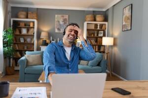 glücklich Mann Arbeiten auf Laptop während reden zu Kunde auf Telefon. Beratung korporativ Klient im Konversation mit Kunde mit Computer. Bedienung Schreibtisch Berater reden im ein Anruf Center. foto