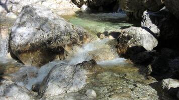 Wasserlauf im das Dolomiten foto