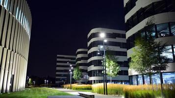 Muster von Büro Gebäude Fenster beleuchtet beim Nacht. Glas die Architektur , Unternehmen Gebäude beim Nacht - - Geschäft Konzept. foto