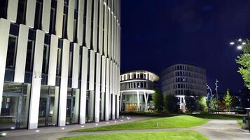 Muster von Büro Gebäude Fenster beleuchtet beim Nacht. Glas die Architektur , Unternehmen Gebäude beim Nacht - - Geschäft Konzept. foto