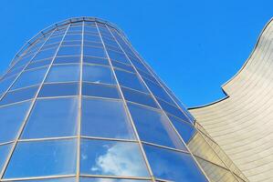 modern Büro Gebäude im das Stadt mit Fenster und Stahl und Aluminium Paneele Mauer. foto