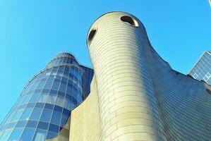 strukturell Glas Mauer reflektieren Blau Himmel. abstrakt modern die Architektur Fragment foto