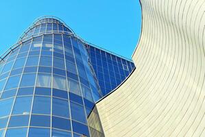 modern Büro Gebäude im das Stadt mit Fenster und Stahl und Aluminium Paneele Mauer. foto