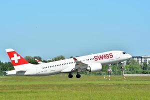 Warschau Polen. kann 28, 2018. ein Passagier Flugzeug nimmt aus von das Runway von Chopin Flughafen im Warschau. foto