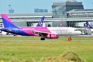 Warschau Polen. Juni 8, 2018. Chopin Flughafen im Warschau. Flugzeug beim das Flughafen nach Landung. foto