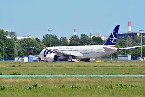 Warschau Polen. Juni 8, 2018. Chopin Flughafen im Warschau. Flugzeug beim das Flughafen nach Landung. foto