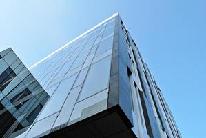 Glas Gebäude mit transparent Fassade von das Gebäude und Blau Himmel. strukturell Glas Mauer reflektieren Blau Himmel. abstrakt modern die Architektur Fragment. zeitgenössisch architektonisch Hintergrund. foto