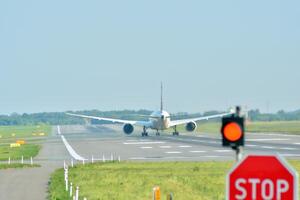 Warschau Polen. Juni 8, 2018. Chopin Flughafen im Warschau. Flugzeug beim das Flughafen nach Landung. foto