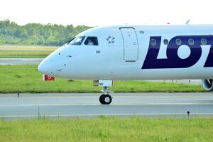 Warschau Polen. Juni 8, 2018. Chopin Flughafen im Warschau. Flugzeug beim das Flughafen nach Landung. foto