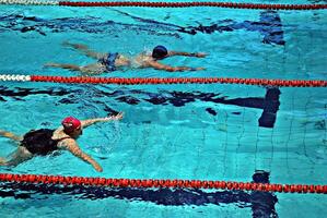 Schwimmen im Schwimmbad foto