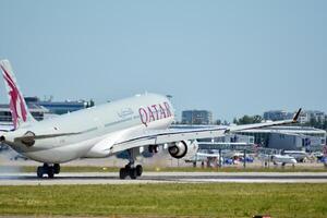 Warschau Polen. Juni 8, 2018. das Flugzeug gerade Vor Landung beim Chopin Flughafen. foto