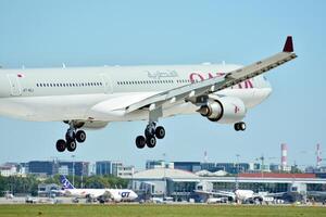 Warschau Polen. Juni 8, 2018. das Flugzeug gerade Vor Landung beim Chopin Flughafen. foto