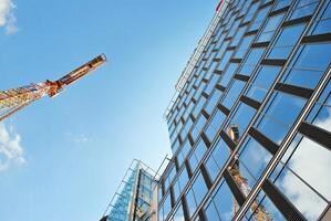 Glas Gebäude mit transparent Fassade von das Gebäude und Blau Himmel. strukturell Glas Mauer reflektieren Blau Himmel. abstrakt modern die Architektur Fragment. zeitgenössisch architektonisch Hintergrund. foto