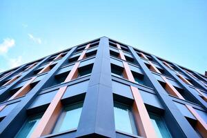 Glas Gebäude mit transparent Fassade von das Gebäude und Blau Himmel. strukturell Glas Mauer reflektieren Blau Himmel. abstrakt modern die Architektur Fragment. zeitgenössisch architektonisch Hintergrund. foto