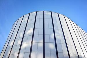 Glas Gebäude mit transparent Fassade von das Gebäude und Blau Himmel. strukturell Glas Mauer reflektieren Blau Himmel. abstrakt modern die Architektur Fragment. zeitgenössisch architektonisch Hintergrund. foto