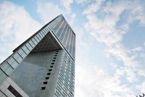 Glas Gebäude mit transparent Fassade von das Gebäude und Blau Himmel. strukturell Glas Mauer reflektieren Blau Himmel. abstrakt modern die Architektur Fragment. zeitgenössisch architektonisch Hintergrund. foto