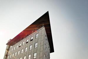 Glas Gebäude mit transparent Fassade von das Gebäude und Blau Himmel. strukturell Glas Mauer reflektieren Blau Himmel. abstrakt modern die Architektur Fragment. zeitgenössisch architektonisch Hintergrund. foto