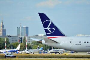 Warschau Polen. Juni 8, 2018. Chopin Flughafen im Warschau. Flugzeug beim das Flughafen nach Landung. foto