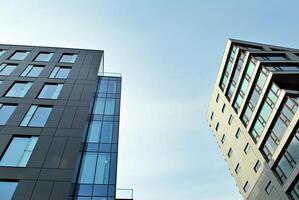 Glas Gebäude mit transparent Fassade von das Gebäude und Blau Himmel. strukturell Glas Mauer reflektieren Blau Himmel. abstrakt modern die Architektur Fragment. zeitgenössisch architektonisch Hintergrund. foto