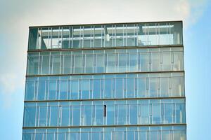 Glas Gebäude mit transparent Fassade von das Gebäude und Blau Himmel. strukturell Glas Mauer reflektieren Blau Himmel. abstrakt modern die Architektur Fragment. zeitgenössisch architektonisch Hintergrund. foto