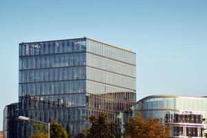 Glas Gebäude mit transparent Fassade von das Gebäude und Blau Himmel. strukturell Glas Mauer reflektieren Blau Himmel. abstrakt modern die Architektur Fragment. zeitgenössisch architektonisch Hintergrund. foto