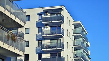 Wohn Bereich mit modern Wohnung Gebäude. Fassade von ein modern Wohnung Gebäude. foto