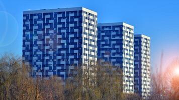 Wohn Bereich mit modern Wohnung Gebäude. Fassade von ein modern Wohnung Gebäude. foto