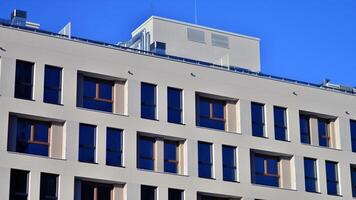 Wohn Bereich mit modern Wohnung Gebäude. Fassade von ein modern Wohnung Gebäude. foto