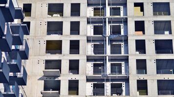 Wohn Bereich mit modern Wohnung Gebäude. Fassade von ein modern Wohnung Gebäude. foto