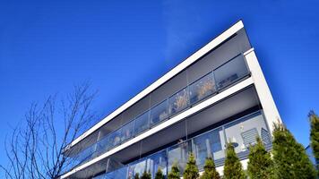 modern Wohnung Gebäude im sonnig Tag. Außen, Wohn Haus Fassade. Wohn Bereich mit modern, Neu und stilvoll Leben Block von Wohnungen. foto