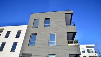 modern Wohnung Gebäude im sonnig Tag. Außen, Wohn Haus Fassade. Wohn Bereich mit modern, Neu und stilvoll Leben Block von Wohnungen. foto