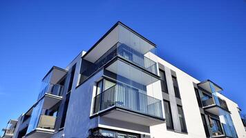 modern Wohnung Gebäude im sonnig Tag. Außen, Wohn Haus Fassade. Wohn Bereich mit modern, Neu und stilvoll Leben Block von Wohnungen. foto