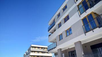 modern Wohnung Gebäude im sonnig Tag. Außen, Wohn Haus Fassade. Wohn Bereich mit modern, Neu und stilvoll Leben Block von Wohnungen. foto