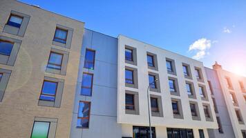 modern Wohnung Gebäude im sonnig Tag. Außen, Wohn Haus Fassade. Wohn Bereich mit modern, Neu und stilvoll Leben Block von Wohnungen. foto