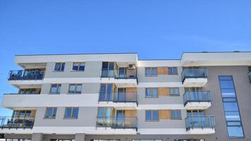 modern Wohnung Gebäude im sonnig Tag. Außen, Wohn Haus Fassade. Wohn Bereich mit modern, Neu und stilvoll Leben Block von Wohnungen. foto