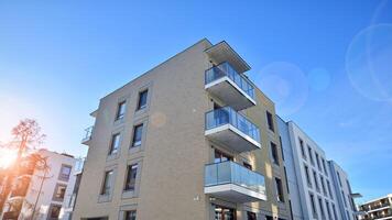 modern Wohnung Gebäude im sonnig Tag. Außen, Wohn Haus Fassade. Wohn Bereich mit modern, Neu und stilvoll Leben Block von Wohnungen. foto