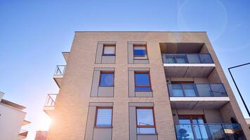 modern Wohnung Gebäude im sonnig Tag. Außen, Wohn Haus Fassade. Wohn Bereich mit modern, Neu und stilvoll Leben Block von Wohnungen. foto