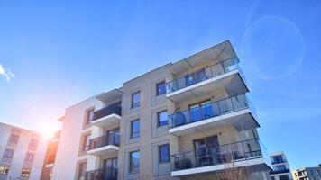 modern Wohnung Gebäude im sonnig Tag. Außen, Wohn Haus Fassade. Wohn Bereich mit modern, Neu und stilvoll Leben Block von Wohnungen. foto