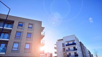 modern Wohnung Gebäude im sonnig Tag. Außen, Wohn Haus Fassade. Wohn Bereich mit modern, Neu und stilvoll Leben Block von Wohnungen. foto