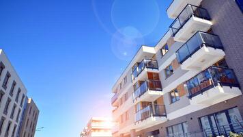 modern Wohnung Gebäude im sonnig Tag. Außen, Wohn Haus Fassade. Wohn Bereich mit modern, Neu und stilvoll Leben Block von Wohnungen. foto