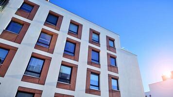 modern Wohnung Gebäude im sonnig Tag. Außen, Wohn Haus Fassade. Wohn Bereich mit modern, Neu und stilvoll Leben Block von Wohnungen. foto